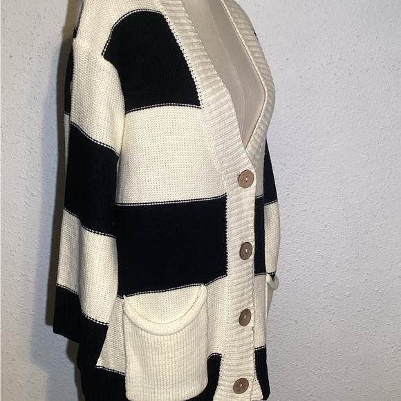 Davi & Dani Striped Button up Pocket sweater Cardigan size small - Picture 2 of 9